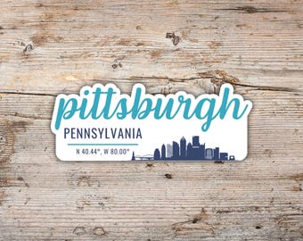 Adesivo di Pittsburgh, carattere corsivo moderno con silhouette dello skyline, adesivo in vinile impermeabile per laptop, bottiglie d'acqua, borse termiche, adesivo della Pennsylvania