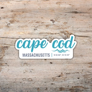 Cape Cod-klistermärke, modernt teckensnitt med latitud och longitud, vinyldekal för bärbara datorer, vattenflaskor, kylväskor, Massachusetts-klistermärke