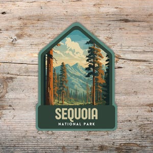 Könnte beinhalten: Ein Aufkleber mit einer malerischen Illustration des Sequoia Nationalparks. Das Design zeigt hohe Redwood-Bäume, Berge und einen blauen Himmel. Der Text "SEQUOIA NATIONAL PARK" wird in weißen Buchstaben auf einem dunkelgrünen Banner angezeigt.
