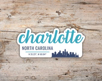 Naklejka Charlotte, czcionka Modern Script z szerokością geograficzną i długością geograficzną, naklejki winylowe na laptopy, butelki na wodę, chłodziarki, naklejka z Karoliną Północną