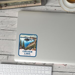 Crater Lake nationalpark retro akvarell klistermärke, laptopklistermärke, kylklistermärke, vattenflaskklistermärke, Oregon-klistermärke, Crater Lake-present bild 5
