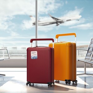 K&ouml;nnte beinhalten: Zwei Koffer, einer rot und einer gelb, stehen in einem Flughafen-Terminal. Der rote Koffer hat einen Aufkleber mit einem Zitat &uuml;ber Berge. Die Koffer sind bereit f&uuml;r die Reise.