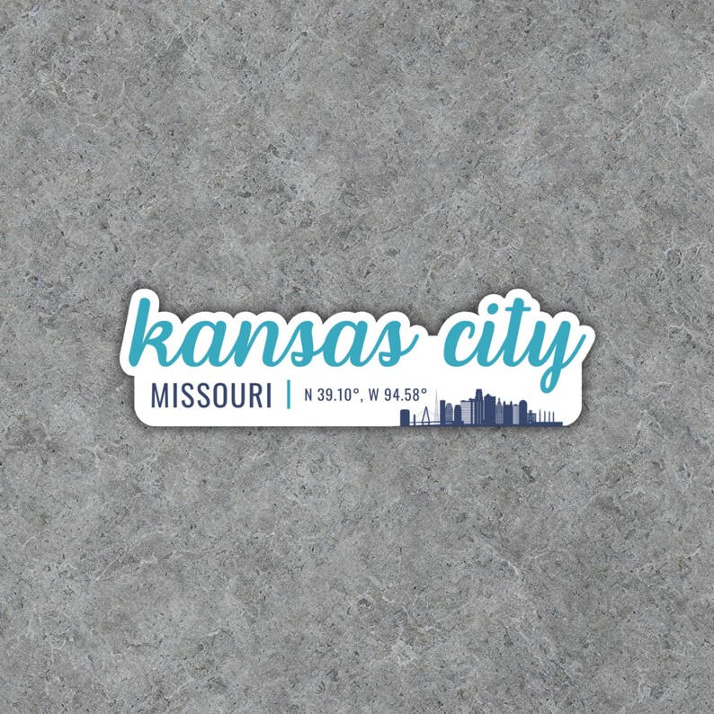 Puede incluir: Una pegatina azul y blanca con el texto "kansas city" y "MISSOURI | N 39.10&deg;, W 94.58&deg;". Un horizonte estilizado de la ciudad se encuentra debajo del texto.