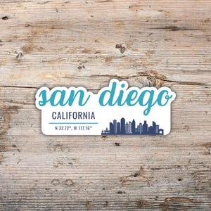 Adesivo di San Diego, silhouette dello skyline con font moderno, adesivo in vinile impermeabile per computer portatili, borracce, refrigeratori, adesivo della California
