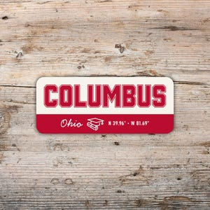 Columbus Ohio Aufkleber | Collegiate Scarlet & Weiß Vinyl Aufkleber | Breitengrad Längengrad | Graduierung Cap City Geschenk | Wasserfest