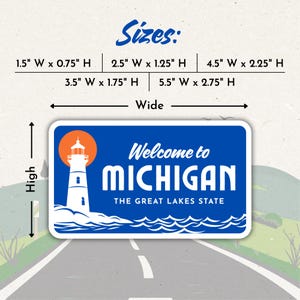 Puede incluir: Un letrero azul y blanco del estado de Michigan con un faro y el texto "Welcome to Michigan". El letrero es rectangular y tiene el texto "The Great Lakes State". Tama&ntilde;os de 3,8 cm x 1,9 cm a 14 cm x 7 cm.