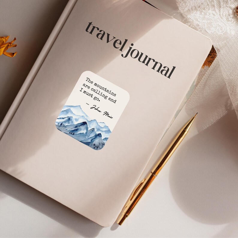 K&ouml;nnte beinhalten: Ein Reisetagebuch mit einem Zitat &uuml;ber Berge auf dem Cover. Das Zitat lautet "Die Berge rufen und ich muss gehen." - John Muir.
