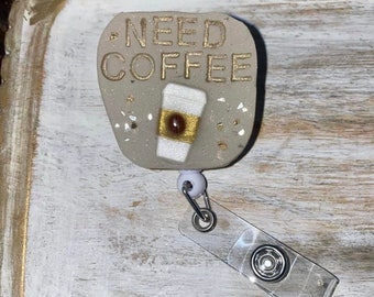 コーヒーが必要です バッジホルダー | バッジリール | 格納式バッジバディ | IDホルダー | ヒョウ柄バッジホルダー | ポリマークレイバッジリール | ハンドメイド