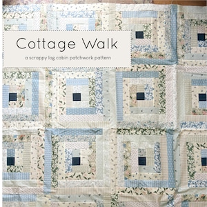 Könnte beinhalten: Ein Quiltmuster namens "Cottage Walk", ein Patchworkmuster im Stil einer rustikalen Blockhütte, mit einem Farbschema in Blau, Weiß und Grün. Das Muster stammt von The Stitch Saloon.