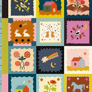 Puede incluir: Un panel de tela con una cuadrícula de bloques cuadrados de bordes festoneados. Cada bloque muestra ilustraciones coloridas que incluyen casas, conejos, flores, pájaros, estrellas, lunas, arcoíris y manzanas en diversos colores y diseños.