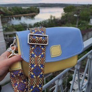 Ce sac est un symbole de l’Ukraine libre et indépendante!!! Sac cousu à la main en cuir de veau véritable jaune et bleu, sac pour femme avec aimant