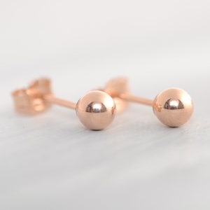 エレガントなボール スタッド イヤリング、14K ローズゴールドフィルドの 3 mm、4 mm、5 mm ボールを備えた時代を超越したエレガントなスタッド イヤリング