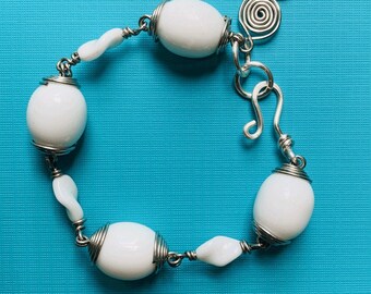Bracelet Whimsical / Bracelet Blanc / Bracelet Blanc Neige / Verre / Unique / Whimsical / Vintage Glass / Spiraly