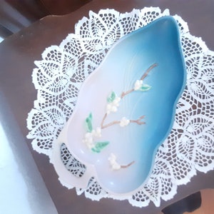 Roseville aardewerk, Snowberry patroon, Bladvormige schaal 1-BL1-1, in Blauw