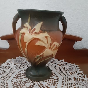 Roseville pottery, Zephyr Lily 202-8, in green and brown.