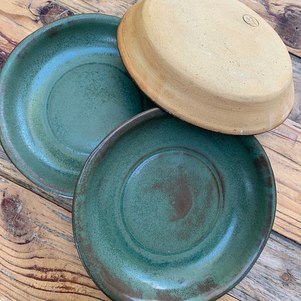 Petites Assiettes en grès roux et émail vert bronze