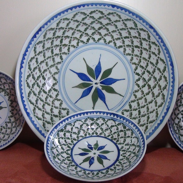 Vintage chineze schalen set van 1 grote en 3 kleine met de hand beschilderde tekeningen van blaadjes en ornamenten  in groen wit en blauw.