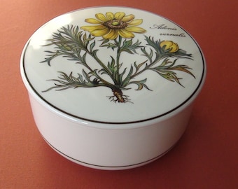 Villeroy&Boch,  porseleinen doos met deksel versierd met de Adonis Vernalis uit de Botanica serie  gemaakt in de 80er jaren.