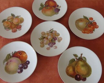 1 vintage set van 6 BORDJES  uit Czechoslovakia, oud met een fraai goud randje en taferelen van kersen pruimen appels, en peren  etc.tcn ,