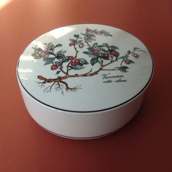 Villeroy&Boch,Botanica servies, 80er jaren, porceleinen doos met deksel met tekening van Vaccinium vitis-idaea, rode bessen