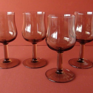 Vintage Set van vier kleine  Franse Fumee arcoroc wijnglazen,  sterk glas  in die fumee, rookglazen kleur.