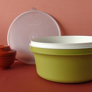 Tupperware mooie diepe groene schaal met creme serveerschotel en bijbehorende deksel om alles af te sluiten.
