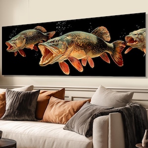 Op de afbeelding: Een rechthoekige canvas print met drie vissen met open monden tegen een zwarte achtergrond. De vissen hebben bruine en oranje schubben en vinnen. Het kunstwerk wordt weergegeven boven een witte bank met oranje en grijze kussens.