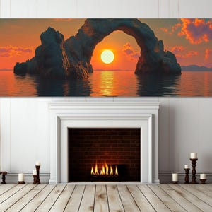 Op de afbeelding: Een panoramische foto van een rotsboog met een fel oranje zon die erachter ondergaat. De boog bevindt zich in het midden van de oceaan met blauw water en een bewolkte lucht.
