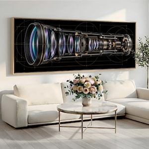 Könnte beinhalten: Ein rechteckiger Wandkunstdruck mit einem detaillierten technischen Querschnitt eines Kameraobjektivs. Der schwarze Hintergrund zeigt dünne goldene geometrische Linien und Kreise, während das Innere des Objektivs Glaselemente mit blauen und violetten Tönen aufweist.