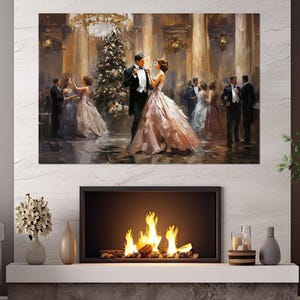 Puede incluir: Una pintura de una pareja bailando en un gran salón de baile. El hombre lleva un esmoquin negro y la mujer lleva un vestido largo y fluido de color rosa. Hay un gran árbol de Navidad en el fondo.
