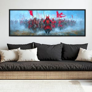 Puede incluir: Una obra de arte enmarcada representa una escena de batalla con numerosos guerreros samuráis con armadura roja, portando banderas rojas y montando a caballo. La obra tiene un fondo azul y blanco, creando una sensación de movimiento y acción.