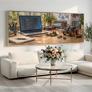 Könnte beinhalten: Ein gerahmter Panorama-Wandkunstdruck, der einen Schreibtisch aus Holz mit einem Laptop zeigt, auf dem Code zu sehen ist, sowie ein kleiner Roboter mit orangefarbenen Rädern, elektronische Bauteile, ein Notizbuch mit Stift und Pflanzen.