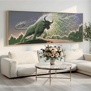 Può includere: Un'opera d'arte murale rettangolare in una cornice di legno chiaro raffigurante un toro verde in stile digitale composto da codice binario. Il toro carica in avanti su uno sfondo di linee di tendenza finanziaria e particelle di luce.
