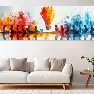 Puede incluir: Pintura de acuarela panorámica que representa una reunión de negocios con una gran bombilla en el centro. La obra de arte presenta una vibrante paleta de colores naranja, rojo y azul, con figuras silueteadas sentadas en una mesa.