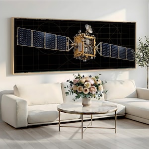Puede incluir: Una pieza de arte mural rectangular que presenta una ilustración detallada de un satélite con componentes centrales dorados y dos grandes alas de paneles solares azul oscuro, sobre un fondo negro con líneas de cuadrícula y patrones circulares.