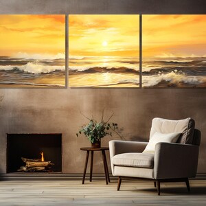 Op de afbeelding: Een driedelig canvasprint dat een zeezicht bij zonsondergang afbeeldt. De lucht is fel oranje en geel, met de zon die ondergaat aan de horizon. De golven breken op de kust en creëren een gevoel van beweging en energie.