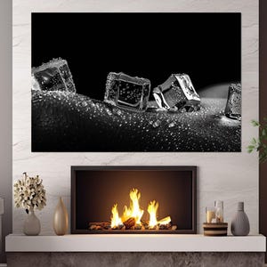 Arte mural erótico, impresión erótica abstracta en lienzo, arte mural sexy en blanco y negro, impresión de cubitos de hielo sobre cuerpo desnudo, enmarcada y lista para colgar. imagen 1