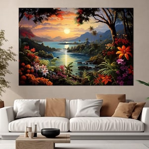 Op de afbeelding: Een schilderij van een tropische zonsondergang boven een kalm wateroppervlak. Weelderig groen gebladerte en levendige bloemen bevinden zich op de voorgrond, met een heldere oranje zon die ondergaat achter een bergketen in de verte.