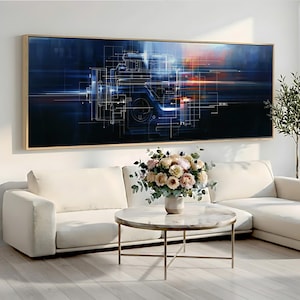 Op de afbeelding: Een groot rechthoekig wandkunstwerk met een donkerblauw abstract technisch blauwdrukontwerp met gloeiende witte rasterlijnen en oranje lichtstrepen, ingelijst in een lichthouten frame, hangend boven een witte bank.