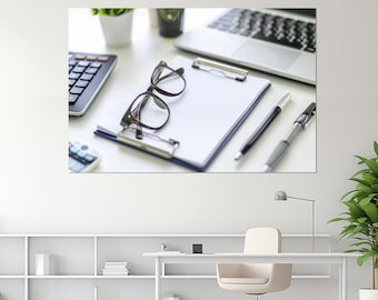 Puede incluir: Un escritorio blanco con un portapapeles, un par de gafas, dos bolígrafos y una calculadora. El portapapeles tiene papel rayado y un clip negro. Las gafas son marrones y tienen una montura negra. Los bolígrafos son negros y plateados. La calculadora es negra y tiene una pantalla plateada.