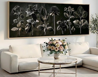 Pode incluir: Uma grande peça de arte de parede retangular apresentando uma série de ilustrações botânicas de várias plantas e flores em tons de preto, cinza e branco, sobre um fundo escuro e texturizado, emoldurada em uma moldura de madeira clara.
