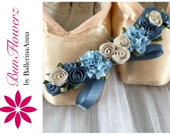 BunFlowerz Wedgewood Blue & Ivory Floral BunWrap (envoltura de ballet de Cenicienta, postizo floral, corona de moño de giselle, guirnalda floral, flor de moño)