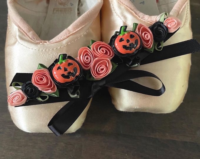 BunFlowerz Halloween BunWrap (Halloween BunPin, Orange and Black BunWrap, Jack-o-lantern bow, Pumpkin Bun Wreath, Halloween hair wreath)