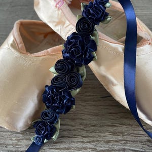 Chignon da ballerina floreale blu navy: ghirlanda per capelli fatta a mano