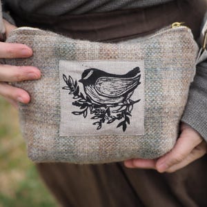 Bolso bandolera "Chickadee bag" de lana, hecho a mano, con grabado en linóleo de Sweet Chickadee