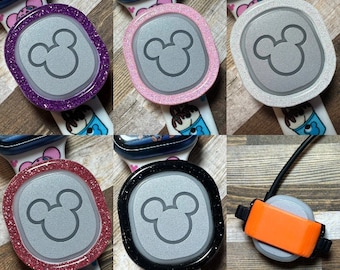 Puede incluir: Seis correas de reloj diferentes con un diseño de cabeza de Mickey Mouse. Las correas son de color rosa, morado, blanco, negro y dos tonos de rosa. Todas las correas están hechas de un material brillante.