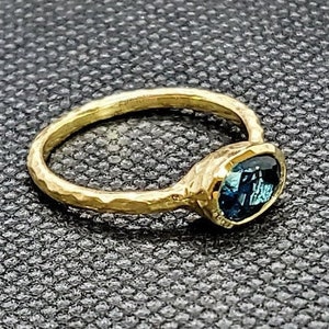 Anillo martillado de oro amarillo macizo de 14 k con topacio azul Londres AAA natural de forma ovalada de 1,10 ct. de 7 x 5 mm.