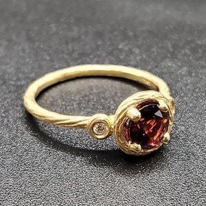 Anello testurizzato in oro giallo massiccio 14k con diamanti naturali taglio brillante da 0,05 ct, purezza SI1, colore G e granato naturale AAA rotondo da 6 mm da 1,10 ct.