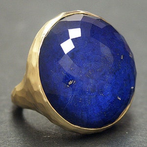 14k solid yellow gold hammered ring with 38.40 ct. 25 mm round shape natural lapis.