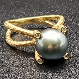 14k solid yellow gold hammered split shank ring with 0.08 ct. SI1, G color natural brilliant diamonds & 10 mm natural Tahitian black pearl.